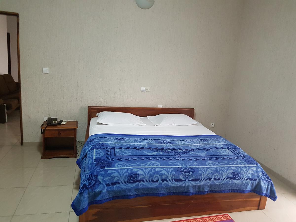 Hotel Ecole Avenida Lomé Exteriör bild